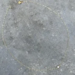 EB – fijn kort kettinkje met mini zoetwaterparel licht roze