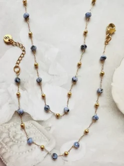 EB – fijn kort kettinkje met blauwe edelsteentjes