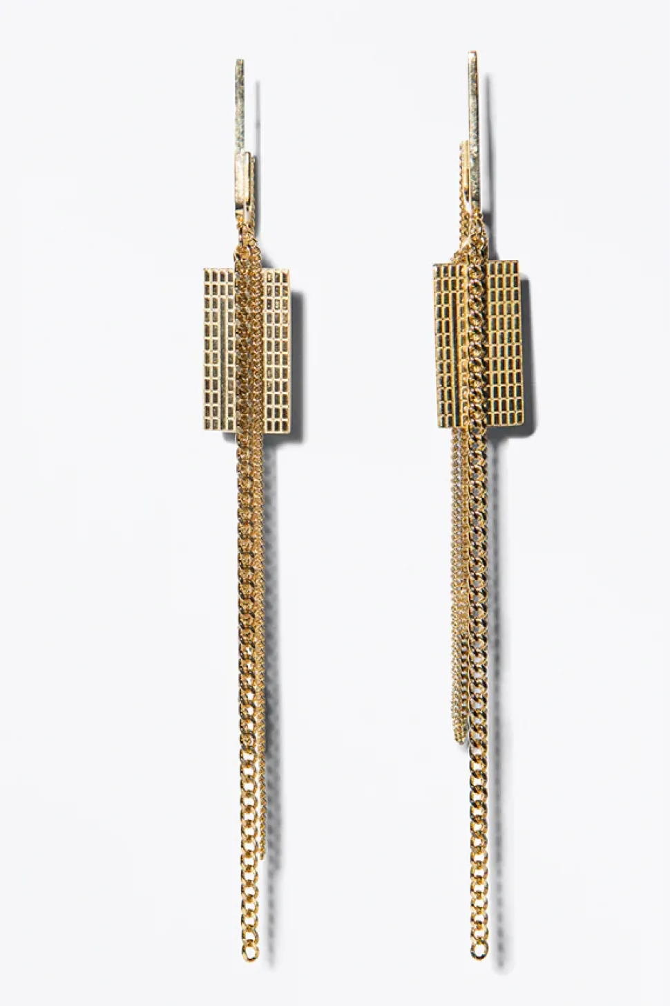 Lore Van Keer – brut oorbellen met ketting zilver verguld