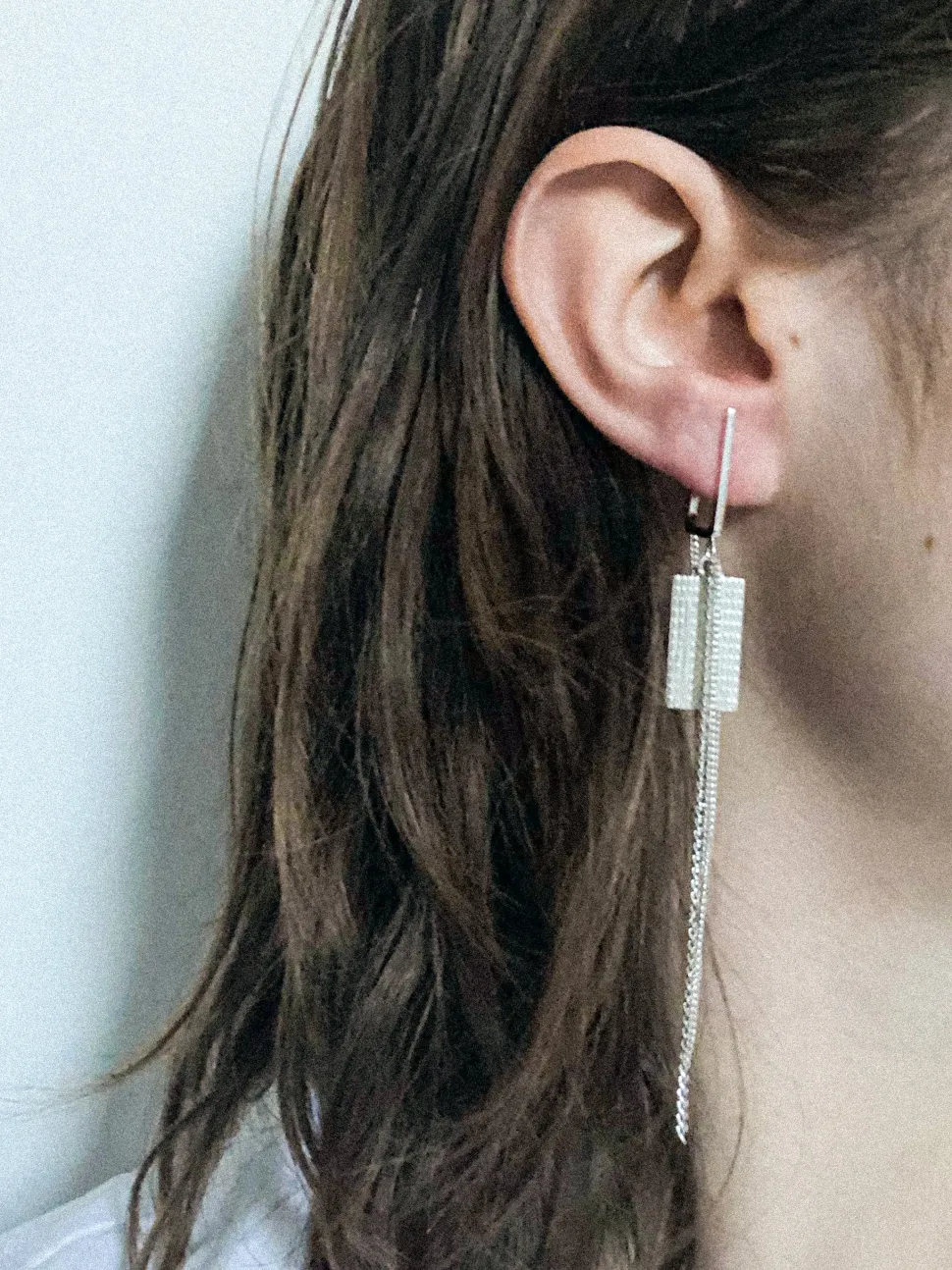 Lore Van Keer – brut oorbellen met ketting zilver