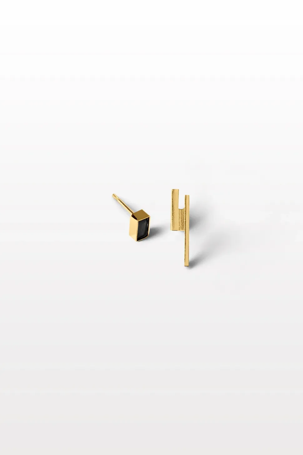 Lore Van Keer – capsule studs met onyx zilver verguld