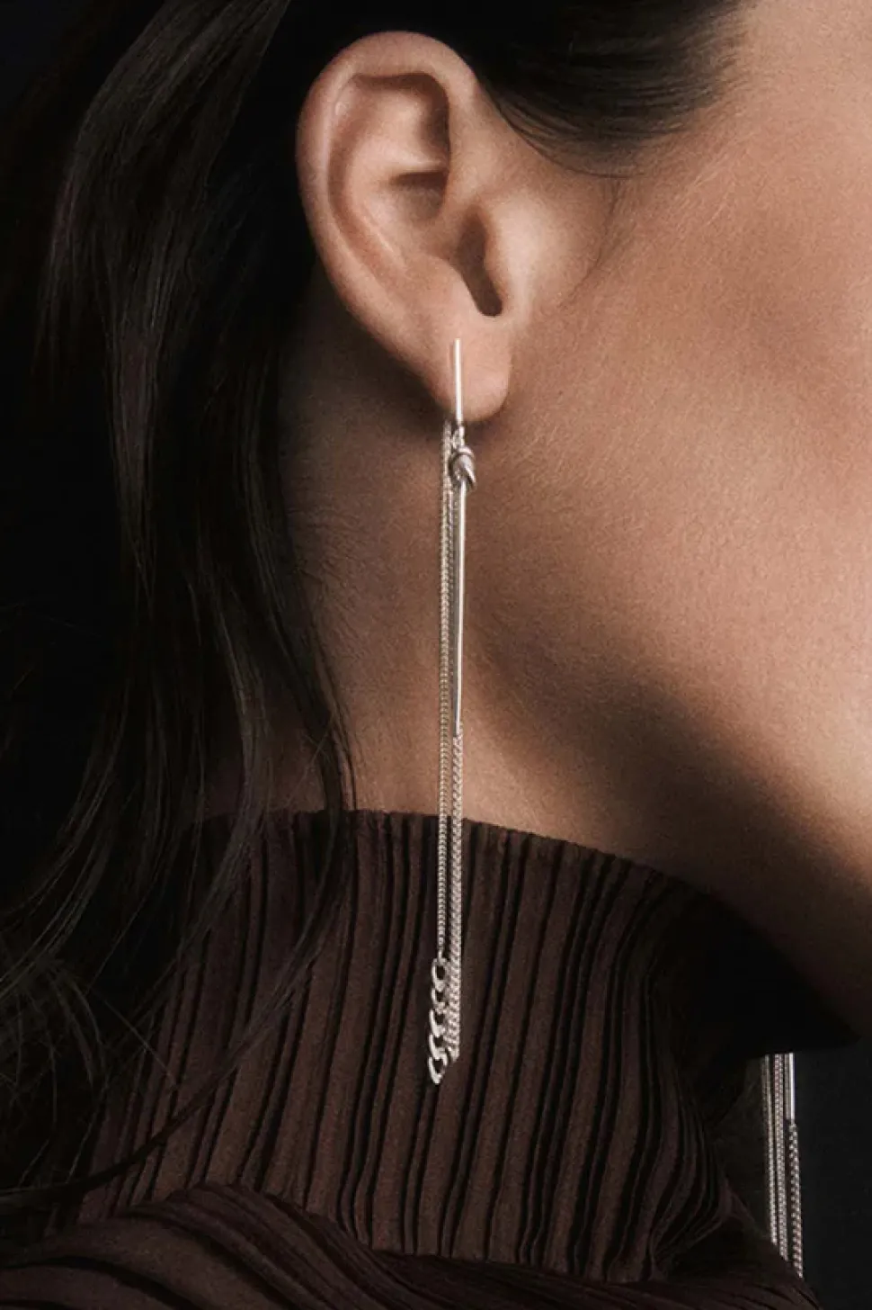 Lore Van Keer – forma oorbellen met tweezijdige kettingen zilver