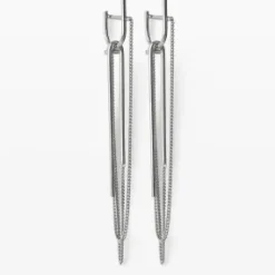 Lore Van Keer –  forma statement oorbellen met kettingen zilver