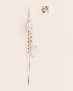 Wouters&Hendrix – asymetrische oorbellen met kraaienpoot, zoetwaterparel en een kristal