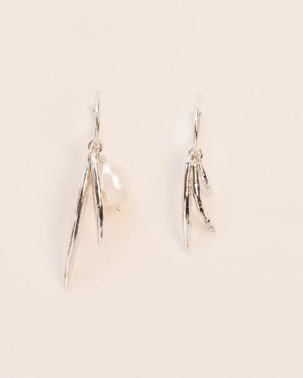 Wouters&Hendrix – asymetrische hoops met blaadjes en zoetwaterparel