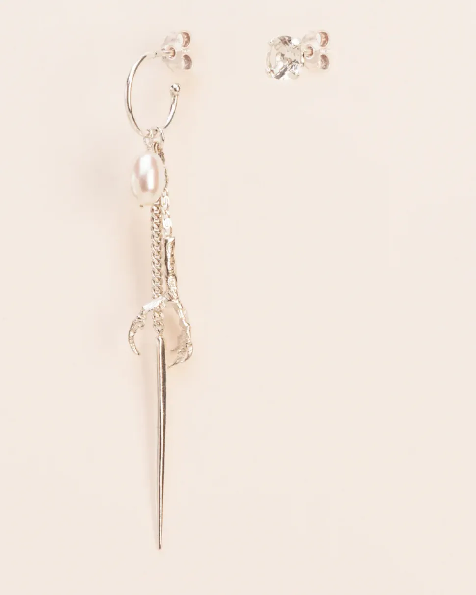 Wouters&Hendrix – asymetrische oorbellen met kraaienpoot, zoetwaterparel en een kristal