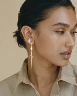 Wouters&Hendrix – asymetrische oorbellen met kraaienpoot, zoetwaterparel en een kristal