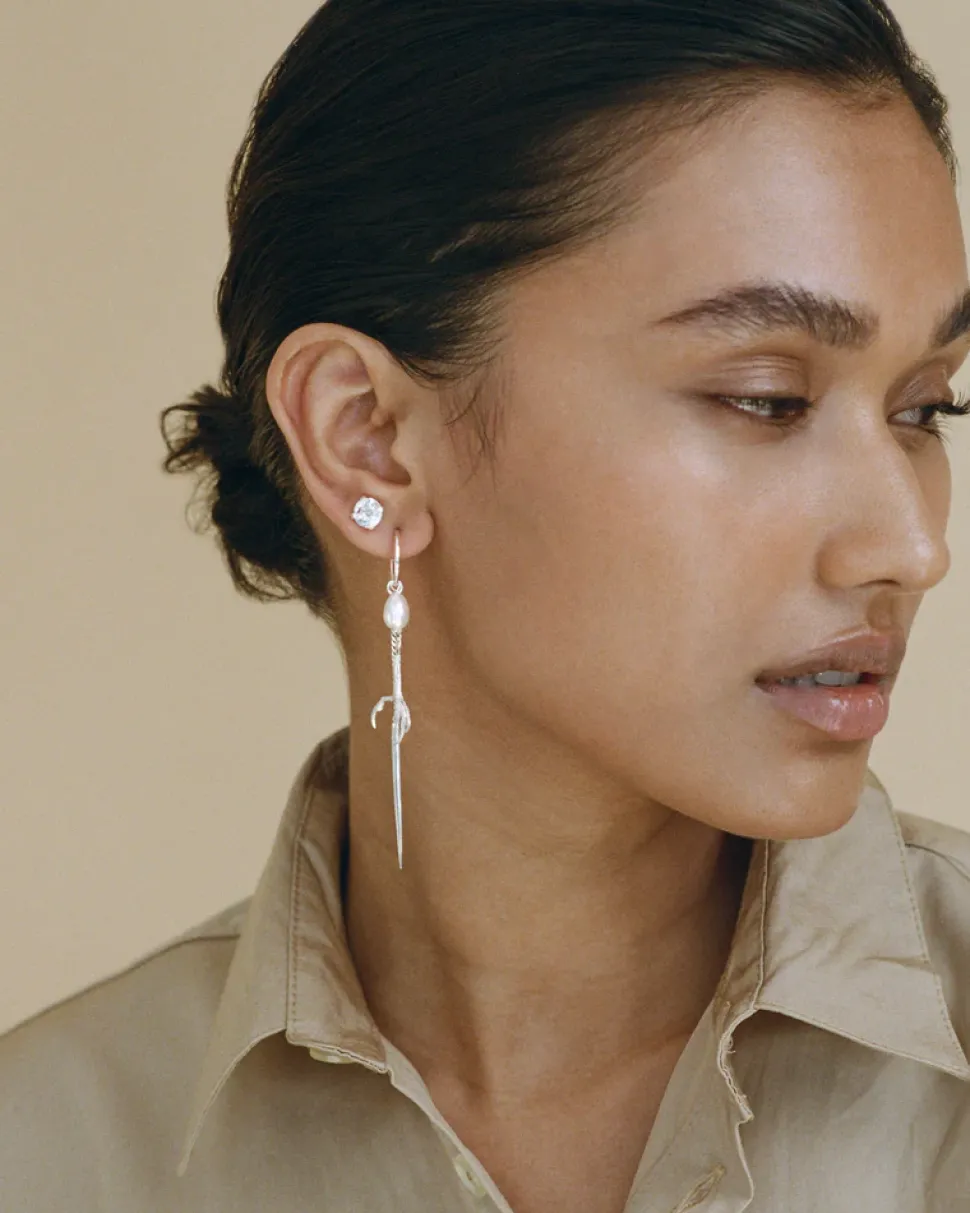 Wouters&Hendrix – asymetrische oorbellen met kraaienpoot, zoetwaterparel en een kristal