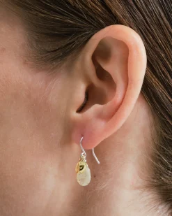 Wouters&Hendrix – oorbellen met rutiel kwarts en verguld bedeltje