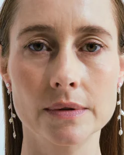 Wouters&Hendrix – oorbellen met hangende zoetwaterparels