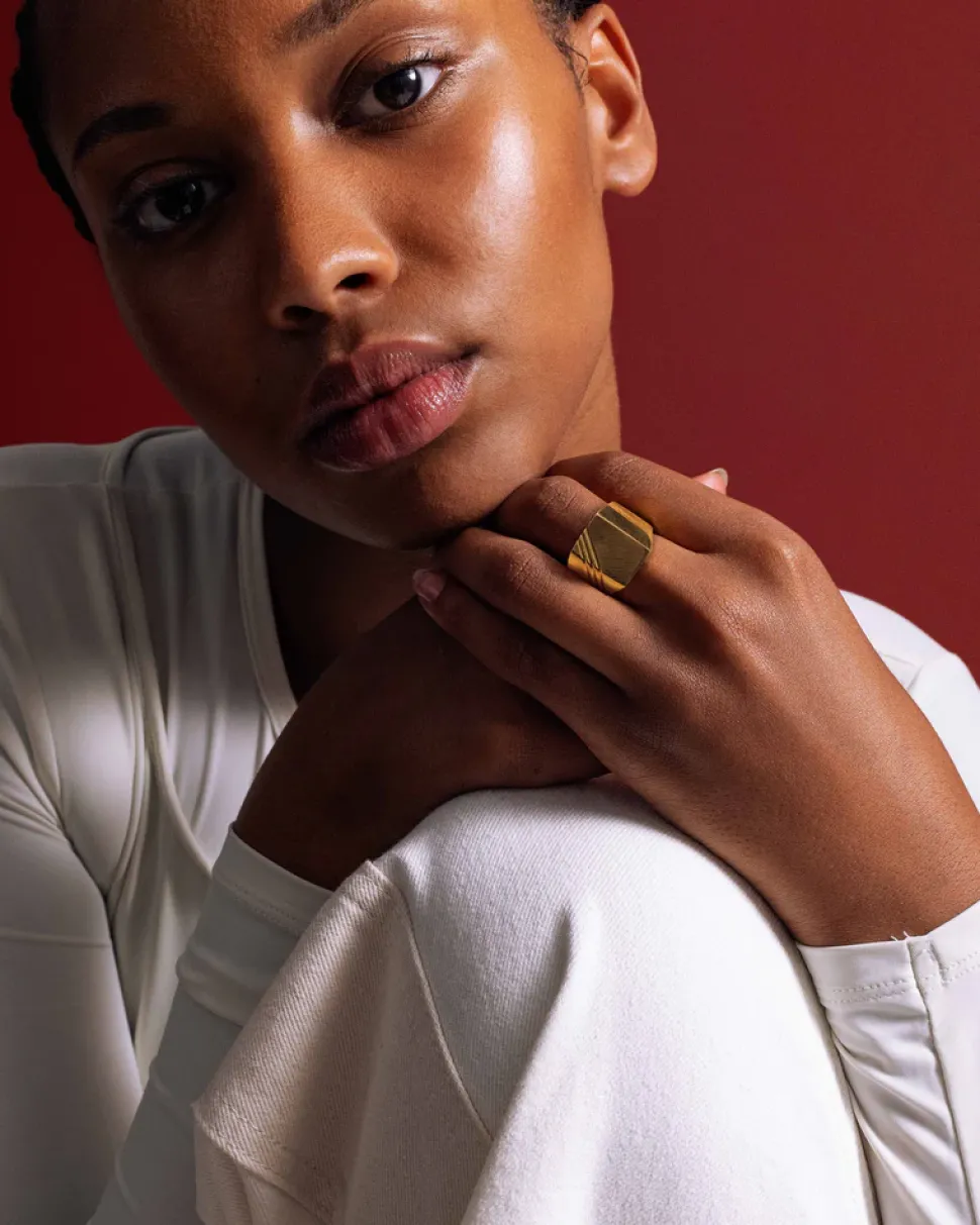 Wouters&Hendrix – rechthoekige signet ring met fijne lijntjes