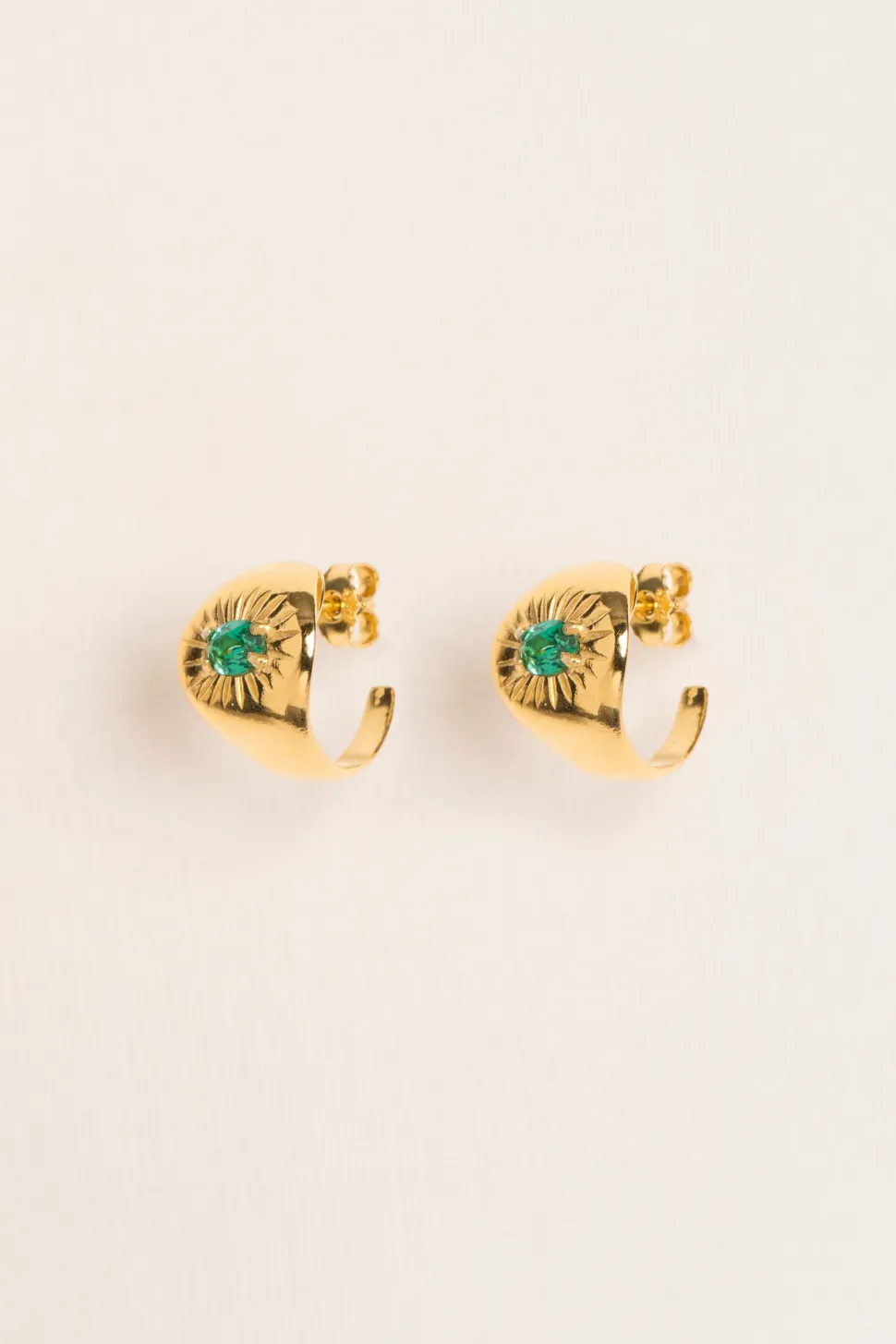 Wouters&Hendrix – signet ring-inspired studs met groene amethist kristal